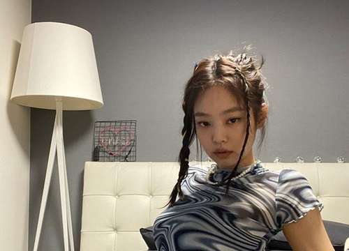 Jennie giúp bán hết vòng cổ ngọc trai giá 60 USD