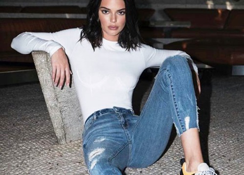 Kendall Jenner mặc áo thun có chi tiết kỳ cục