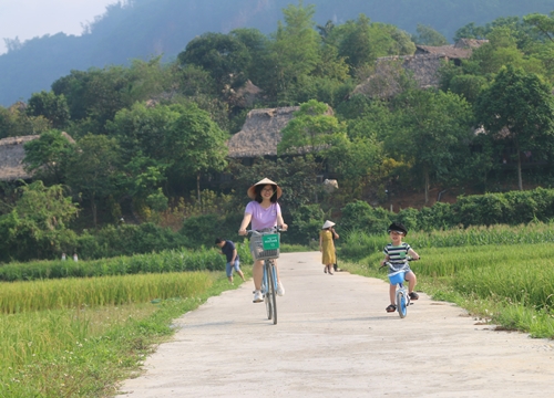 Làm du lịch vài ngày bằng làm nông cả tháng