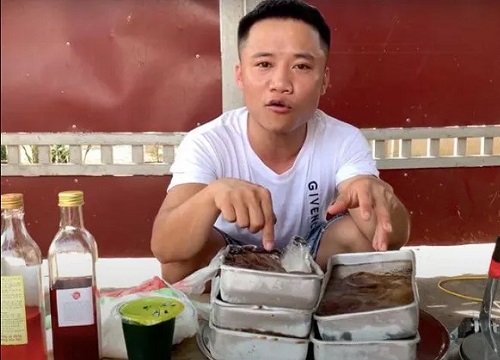 Làm video ẩm thực trông mất vệ sinh, con trai bà Tân Vlog lại nhận mưa gạch đá từ phía cộng đồng mạng