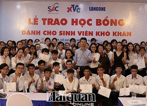 Trao 126 suất học bổng cho học sinh, sinh viên vượt khó học giỏi