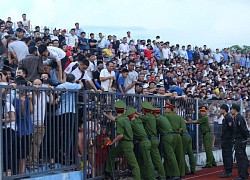 'Vỡ sân' Hà Tĩnh vì quá đông người leo trèo, dùng vé giả