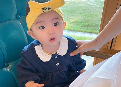 Bé gái đang hot trên mạng có xuất thân không tầm thường, nhan sắc bố mẹ cũng cực phẩm