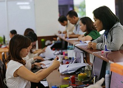 Con gái phải kéo mẹ 120 tuổi đến tận ngân hàng mới được rút tiền