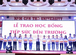 Đại học Nam Cần Thơ trao hơn 100 suất học bổng cho sinh viên bị ảnh hưởng dịch Covid-19