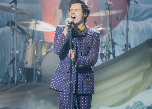 Harry Styles: 'Trai hư' mê mặc đồ bèo, ren diêm dúa