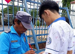Hình ảnh bác bảo vệ ngậm ngùi ký lên áo của cậu học trò cuối cấp khiến bao người cảm động