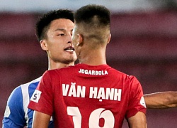 Mạc Hồng Quân đấu khẩu kịch liệt với đối phương, HLV Hải Phòng đánh học trò yêu cầu giữ bình tĩnh