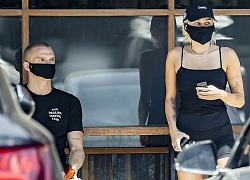Miley Cyrus và tình trẻ đeo khẩu trang, mặc đồ đồng điệu đi uống cafe