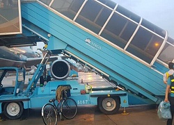 Ngã từ xe thang máy bay xuống đất, nữ hành khách tử vong