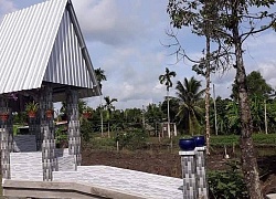 Nhà vệ sinh "cầu tõm" ở miền Tây bất ngờ xuất hiện với phiên bản chuẩn 5 sao, lát gạch bông, lợp mái ngói nhưng vẫn giữ cái chất đặc biệt này
