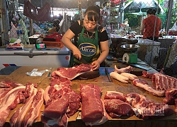 Nông dân giảm giá, tiểu thương vẫn bán đắt, buôn thịt lợn lãi đầy túi