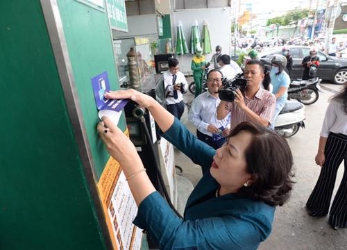 Phó thống đốc NHNN đi dán nhãn 'thanh toán không tiền mặt'