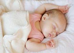 Được bác sĩ mổ đưa ra khỏi bụng mẹ, bé sơ sinh biểu cảm ngơ ngác như muốn nói "Tôi là ai, đây là đâu?"