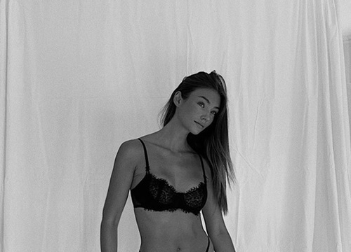 Siêu mẫu 1m80 Lorena Rae thả dáng tạc tượng với nội y ren