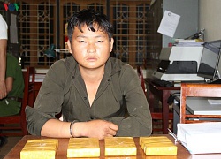 Thanh niên 19 tuổi dùng xe máy chở 4 bánh heroin đi bán