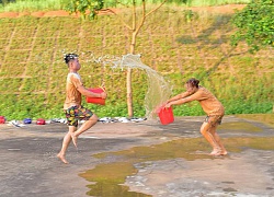 Vật lộn nhau trong vũng bùn chụp kỷ yếu, đẹp hay bẩn?