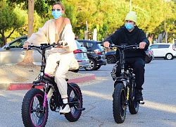 Vợ chồng Justin Bieber hào hứng đạp xe quanh phố trong ngày nắng đẹp