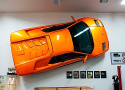 Cách chơi của người có tiền: Treo hẳn siêu xe Lamborghini lên tường để trang trí