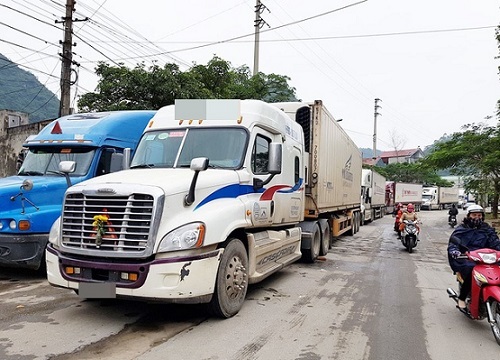 CLIP: Thanh niên bị đâm lê kinh hoàng vì vượt xe container ôm cua, cái kết mới gây kinh ngạc