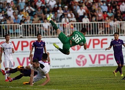 Đau tim: Cầu thủ V-League nằm bất động trên sân, khán giả lo lắng