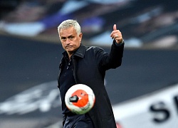 Được VAR "cứu thua", HLV Mourinho vẫn... nổi điên