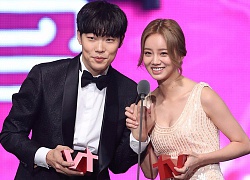 Hot nhất Naver hôm nay: Cặp đôi "Reply 1988" Hyeri và Ryu Jun Yeol bị bắt gặp hẹn hò, hạnh phúc đi xe đạp đôi giữa trời nóng bức