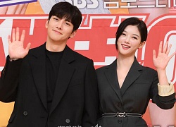 Ji Chang Wook - Kim Yoo Jung đẹp đôi bất ngờ tại họp báo, vô tình hay cố ý mà như diện đồ đôi thế này?