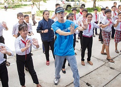 Quang Đăng cùng UNICEF trao quà tại Bến Tre, hào hứng dạy các học sinh 'Vũ điệu rửa tay'