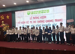 Trao học bổng khuyến học Dương Quang Trung cho SV ngành Y học giỏi vượt khó