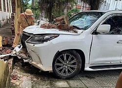 Xe Lexus tiền tỷ đâm sập hàng rào, hư hỏng phần đầu: Do thợ rửa xe nhầm chân ga?