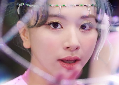 7 lý do chứng minh MV 'More & More' của Twice sinh ra là dành cho mùa hè