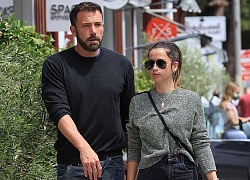 Ben Affleck lộ vẻ căng thẳng khi đi ăn trưa cùng bạn gái xinh đẹp