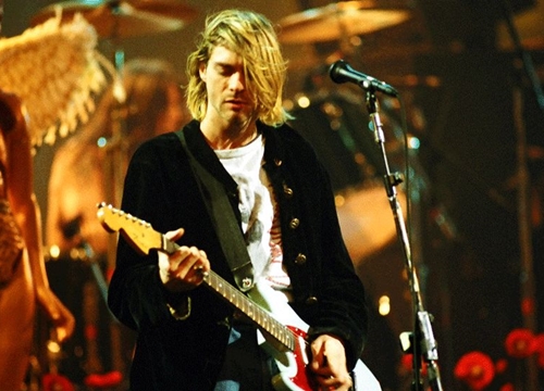 Cây guitar từng được Kurt Cobain sử dụng trước khi qua đời có giá 140 tỉ đồng