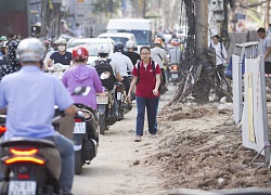 Hà Nội: Người dân bắc cầu vào nhà do thi công mở rộng đường