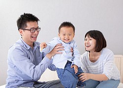 Parent coach Tú Anh: Bố mẹ có nên bày tỏ tình cảm trước mặt con trẻ và thể hiện như nào để không làm hại tâm hồn con?