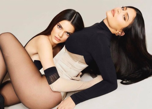 Song kiếm hợp bích cùng Kylie, đôi chân dài của Kendall Jenner lại chiếm hết spotlight vì độ hoàn hảo khó tin