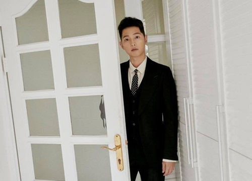 Vì ai mà "nam thần" Song Joong Ki ra nông nỗi này: Diện suit nhưng không thấy "soái" mà cứ thấy "sai sai"