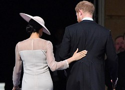 Đoạn clip Meghan Markle yêu cầu Harry ra về sau 15 phút tham dự tiệc sinh nhật của bố chồng vì "quá chán" gây xôn xao dư luận