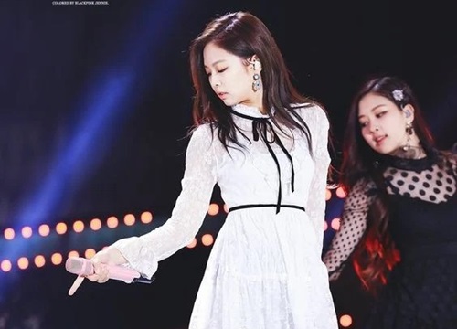 Jennie (Black Pink) đẹp mong manh trong trang phục trắng thanh khiết