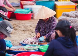 Chợ cá lúc bình minh bên đường Hoàng Sa