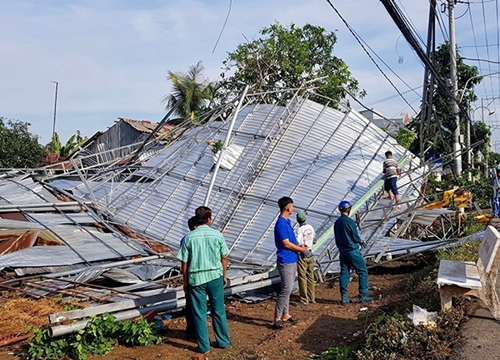 Mưa dông, lốc xoáy gây thiệt hại tại nhiều địa phương