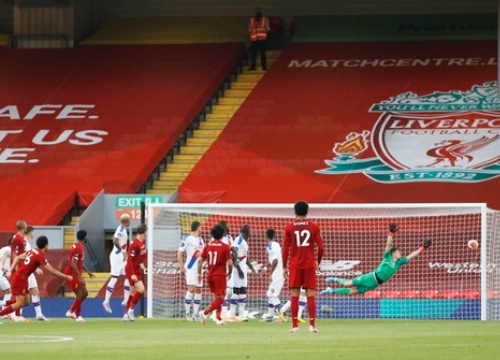 Salah tỏa sáng, Liverpool chạm một tay vào chức vô địch lịch sử