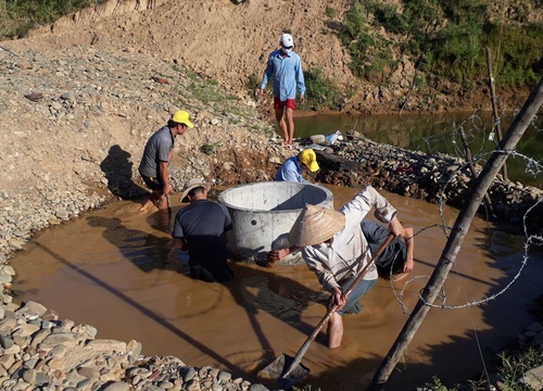 Thầy trò vùng cao chật vật tìm nước sinh hoạt giữa mùa hạn