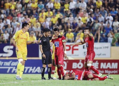 Trọng tài V-League bị "trảm" vì công nhận "bàn thắng ma"