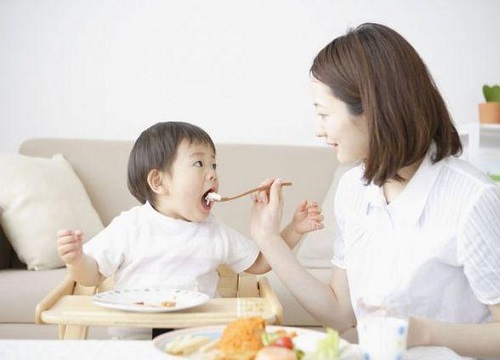 Bé gái 1 tuổi sốt cao, mụn mọc quanh miệng, đi khám mới biết do bà đút cơm sai lầm