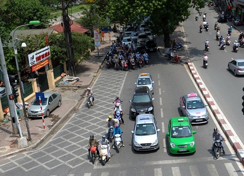 Xe đầu kéo cán lên 2 người đi xe máy ngay vạch dừng chờ đèn đỏ, camera cho thấy cảnh kinh hoàng