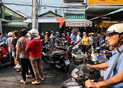 Xếp hàng nửa giờ mua vịt quay ngày Tết Đoan Ngọ