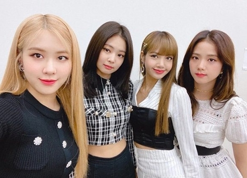 BLACKPINK diễn trong MV hay sân khấu thì rất thần thái, nhưng "thị phạm" cover hit chính mình thì bị fan chê... nghiệp dư còn thua cả sao Việt?