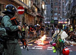 Hàng trăm người bị bắt, cảnh sát bị đâm trong ngày đầu tiên luật an ninh Hong Kong có hiệu lực